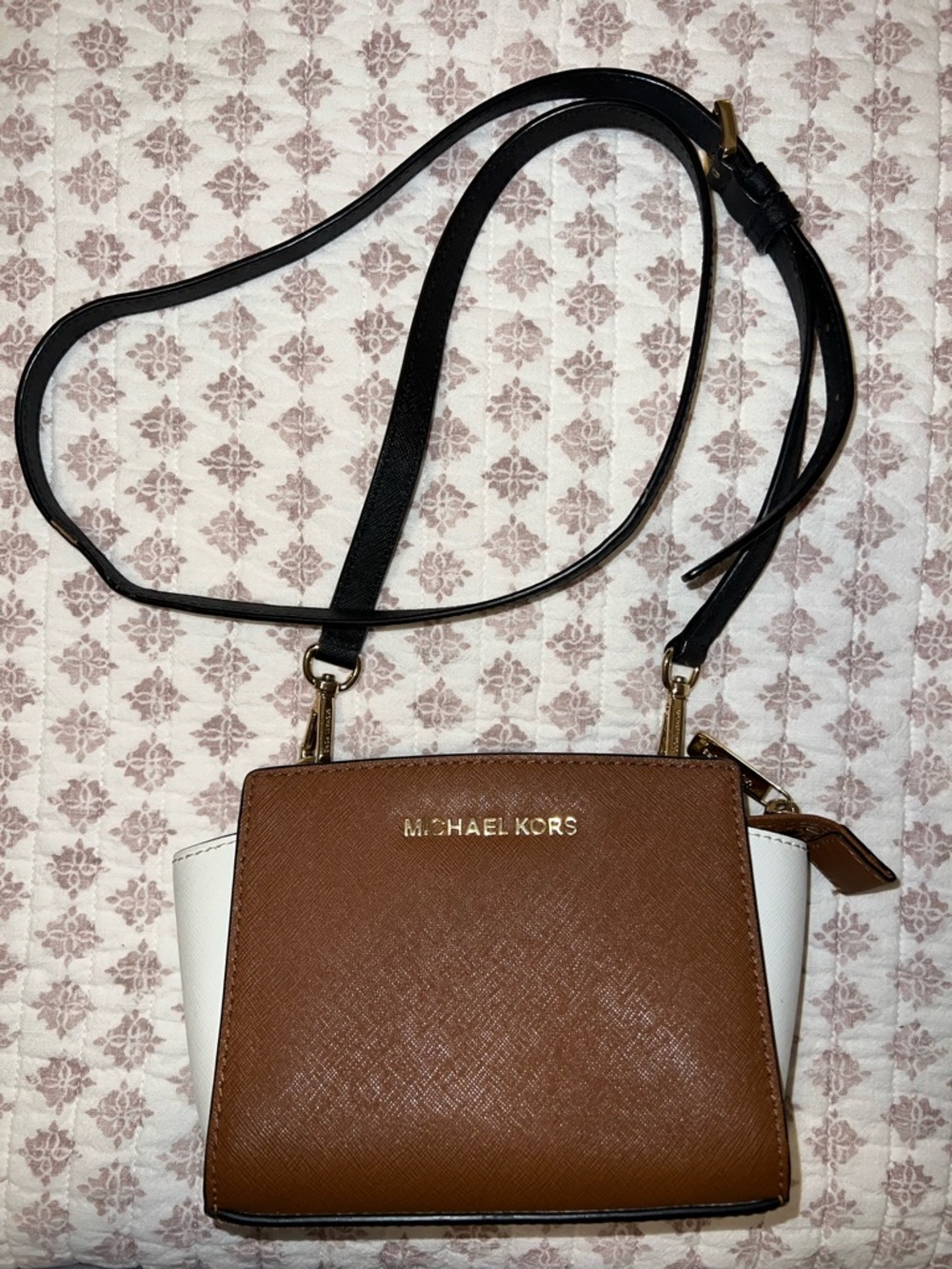Michael Kors Tan and White Crossbody with Gold Hardware - Picture 2 of 4